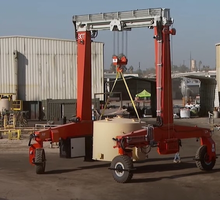 Le portique mobile adapté aux besoins du client tend le cou 25-100t la taille de levage de la capacité 6~35m